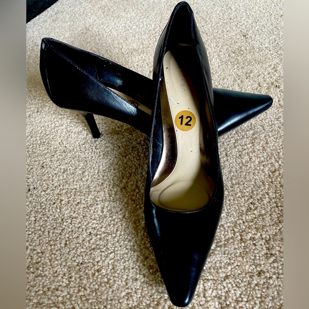 CALVIN KLEIN BLACK LEATHER PUMPS!